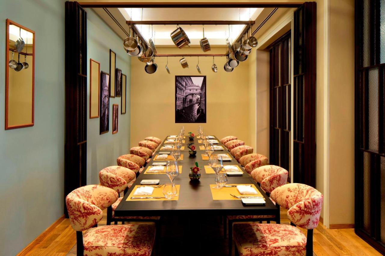 Vogo Abu Dhabi Golf Resort & Spa Formerly The Westin Abu Dhabi Golf Resort & Spa Eksteriør bilde The private dining room at the restaurant
